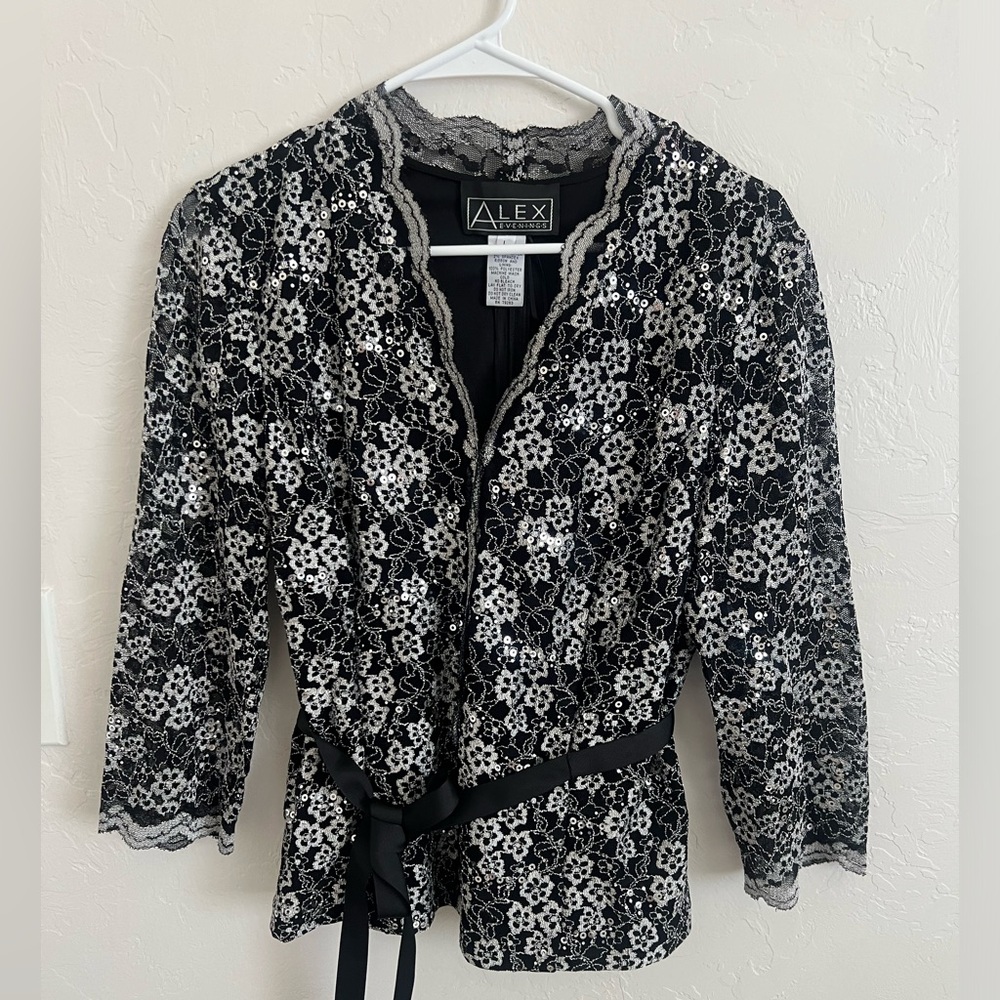 Alex Evenings V-Neck 3/4 Sleeve Scalloped Floral Lace Lined Embroidered Top
